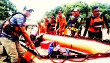 Tim SAR Gabungan siap-siap menyisir 1 mil arah barat dan 1 mil arah timur pada hari kedua pencarian korban (foto: Mateus Bheri/SP)