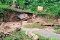 Jembatan Lowoleke di Desa Detuara, Kecamatan Lepembusu Kelisoke Roboh Diterjang Baniir (Foto: Mateus Bheri/SP)