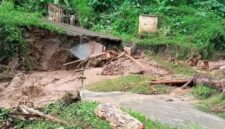 Jembatan Lowoleke di Desa Detuara, Kecamatan Lepembusu Kelisoke Roboh Diterjang Baniir (Foto: Mateus Bheri/SP)