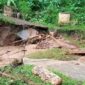 Jembatan Lowoleke di Desa Detuara, Kecamatan Lepembusu Kelisoke Roboh Diterjang Baniir (Foto: Mateus Bheri/SP)