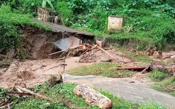Jembatan Lowoleke di Desa Detuara, Kecamatan Lepembusu Kelisoke Roboh Diterjang Baniir (Foto: Mateus Bheri/SP)
