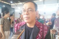 Bupati Ends, Yosef Benediktus Badeoda saat diwawancara oleh awak media usai acara resepsi satu tahun pemerintahan Ende Baru (Foto: Mateus Bheri/SP)
