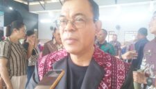 Bupati Ends, Yosef Benediktus Badeoda saat diwawancara oleh awak media usai acara resepsi satu tahun pemerintahan Ende Baru (Foto: Mateus Bheri/SP)