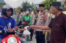 Polres Ende Bersama Tokoh Agama, Masyarakat, Mahasiswa, dan Komunitas Ojol Berbagi Takjil ke Warga (Foto: Mateus Bheri/SP)