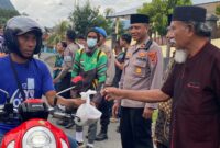 Polres Ende Bersama Tokoh Agama, Masyarakat, Mahasiswa, dan Komunitas Ojol Berbagi Takjil ke Warga (Foto: Mateus Bheri/SP)