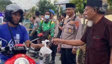Polres Ende Bersama Tokoh Agama, Masyarakat, Mahasiswa, dan Komunitas Ojol Berbagi Takjil ke Warga (Foto: Mateus Bheri/SP)