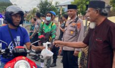 Polres Ende Bersama Tokoh Agama, Mahasiswa dan Ojol Bagi Takjil Ke Warga di Bulan Suci Ramadhan