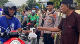Polres Ende Bersama Tokoh Agama, Masyarakat, Mahasiswa, dan Komunitas Ojol Berbagi Takjil ke Warga (Foto: Mateus Bheri/SP)