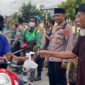 Polres Ende Bersama Tokoh Agama, Masyarakat, Mahasiswa, dan Komunitas Ojol Berbagi Takjil ke Warga (Foto: Mateus Bheri/SP)