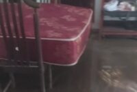 Kondisi salah satu rumah warga di Dusun Nioniba isi dalam rumah dipenuhi lumpur sesudah banjir (Foto: Mateus Bheri/SP)