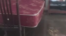 Kondisi salah satu rumah warga di Dusun Nioniba isi dalam rumah dipenuhi lumpur sesudah banjir (Foto: Mateus Bheri/SP)