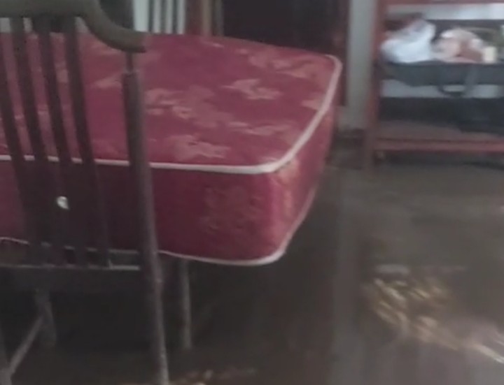 Kondisi salah satu rumah warga di Dusun Nioniba isi dalam rumah dipenuhi lumpur sesudah banjir (Foto: Mateus Bheri/SP)