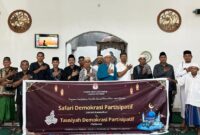 Pose bersama Komisioner KPU Ende bersama Tokoh Agama dan Umat Muslm usai kegiatan sosialisasi dan pendidikan pemilih di Masjdi Baiturrahim Puudhombo Nangaba (Foto: Istimewa)