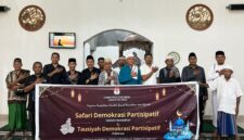 Pose bersama Komisioner KPU Ende bersama Tokoh Agama dan Umat Muslm usai kegiatan sosialisasi dan pendidikan pemilih di Masjdi Baiturrahim Puudhombo Nangaba (Foto: Istimewa)