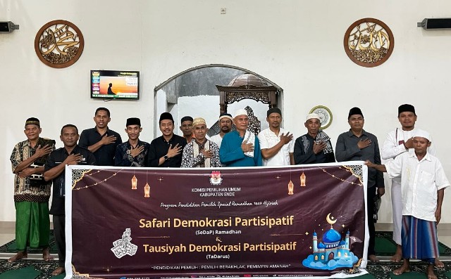 Pose bersama Komisioner KPU Ende bersama Tokoh Agama dan Umat Muslm usai kegiatan sosialisasi dan pendidikan pemilih di Masjdi Baiturrahim Puudhombo Nangaba (Foto: Istimewa)