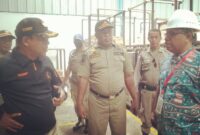 Bupati Ende, Yosef Benediktus Badeoda memantau dan mengecek langsung barang-barang kebutuhan pokok masyarakat di gudang Wings (Foto: Mateus Bheri/SP)