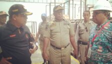 Bupati Ende, Yosef Benediktus Badeoda memantau dan mengecek langsung barang-barang kebutuhan pokok masyarakat di gudang Wings (Foto: Mateus Bheri/SP)