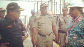 Bupati Ende, Yosef Benediktus Badeoda memantau dan mengecek langsung barang-barang kebutuhan pokok masyarakat di gudang Wings (Foto: Mateus Bheri/SP)