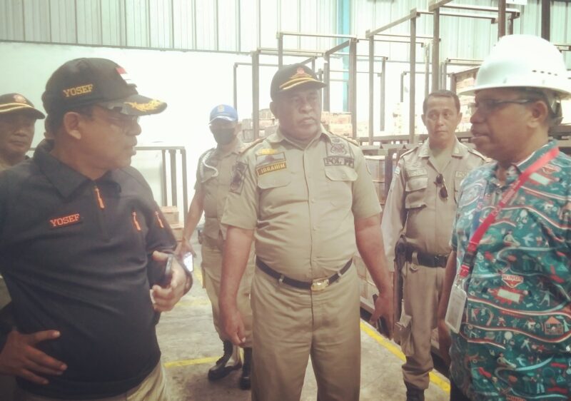 Bupati Ende, Yosef Benediktus Badeoda memantau dan mengecek langsung barang-barang kebutuhan pokok masyarakat di gudang Wings (Foto: Mateus Bheri/SP)