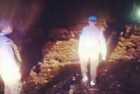 Personil Polres Ende Lagi Bersiaga di Tempat Kejadian Bencana Longsor di Roa Ende (Foto: Istimewa)