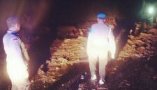 Personil Polres Ende Lagi Bersiaga di Tempat Kejadian Bencana Longsor di Roa Ende (Foto: Istimewa)