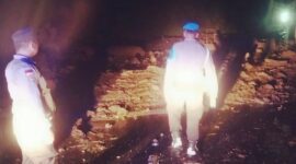 Personil Polres Ende Lagi Bersiaga di Tempat Kejadian Bencana Longsor di Roa Ende (Foto: Istimewa)
