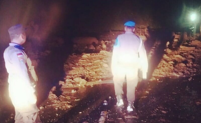 Personil Polres Ende Lagi Bersiaga di Tempat Kejadian Bencana Longsor di Roa Ende (Foto: Istimewa)
