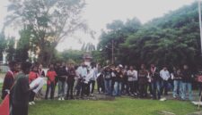 GMNI sedaratan Flores lagi diskusi di taman permenungan Bung Karno di Ende (Foto: Mateus Bheri/SP)