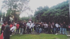 GMNI sedaratan Flores lagi diskusi di taman permenungan Bung Karno di Ende (Foto: Mateus Bheri/SP)