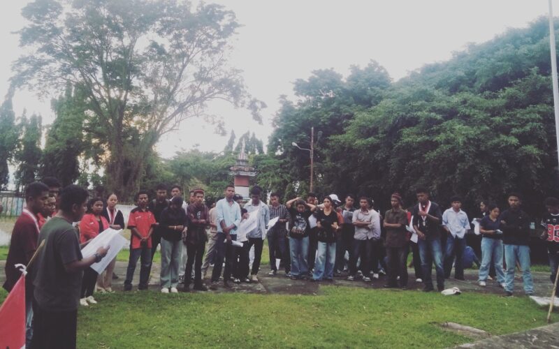 GMNI sedaratan Flores lagi diskusi di taman permenungan Bung Karno di Ende (Foto: Mateus Bheri/SP)