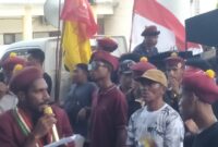 Ketua PMKRI Ende, Daniel Turof menyampaikan pernyataan sikap terkait penggusuran lapak jualan sempada Pantai Ndao Ende (Foto: Mateus Bheri/SP)