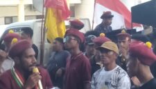 Ketua PMKRI Ende, Daniel Turof menyampaikan pernyataan sikap terkait penggusuran lapak jualan sempada Pantai Ndao Ende (Foto: Mateus Bheri/SP)