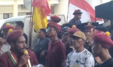 Puluhan Massa Aksi Geruduk Kantor Bupati Ende