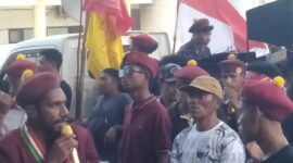 Ketua PMKRI Ende, Daniel Turof menyampaikan pernyataan sikap terkait penggusuran lapak jualan sempada Pantai Ndao Ende (Foto: Mateus Bheri/SP)