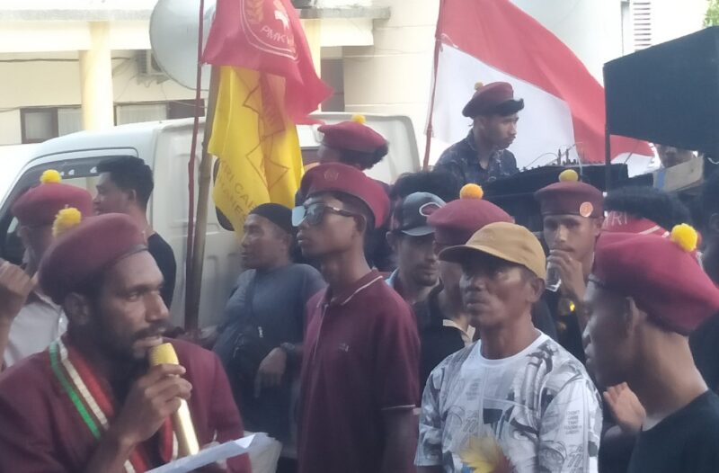 Ketua PMKRI Ende, Daniel Turof menyampaikan pernyataan sikap terkait penggusuran lapak jualan sempada Pantai Ndao Ende (Foto: Mateus Bheri/SP)