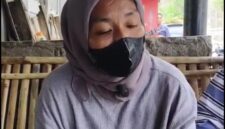 Leni Aryani, penjual nasi kuning di sempadan Pantai Ndao Ende (Foto: Mateua Bheri/SP)