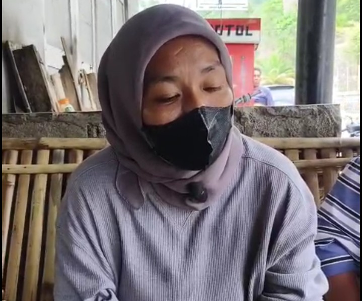 Leni Aryani, penjual nasi kuning di sempadan Pantai Ndao Ende (Foto: Mateua Bheri/SP)