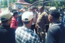 Para demonstran dari GMNI dihadang oleh personil dari Sat Pol PP Ende di depan pintu pagar Kantor Bupati Ende (Foto: Mateus Bheri/SP)