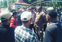 Para demonstran dari GMNI dihadang oleh personil dari Sat Pol PP Ende di depan pintu pagar Kantor Bupati Ende (Foto: Mateus Bheri/SP)