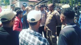 Para demonstran dari GMNI dihadang oleh personil dari Sat Pol PP Ende di depan pintu pagar Kantor Bupati Ende (Foto: Mateus Bheri/SP)