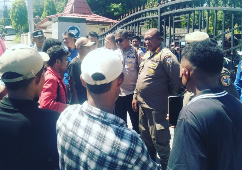 Para demonstran dari GMNI dihadang oleh personil dari Sat Pol PP Ende di depan pintu pagar Kantor Bupati Ende (Foto: Mateus Bheri/SP)