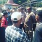 Para demonstran dari GMNI dihadang oleh personil dari Sat Pol PP Ende di depan pintu pagar Kantor Bupati Ende (Foto: Mateus Bheri/SP)