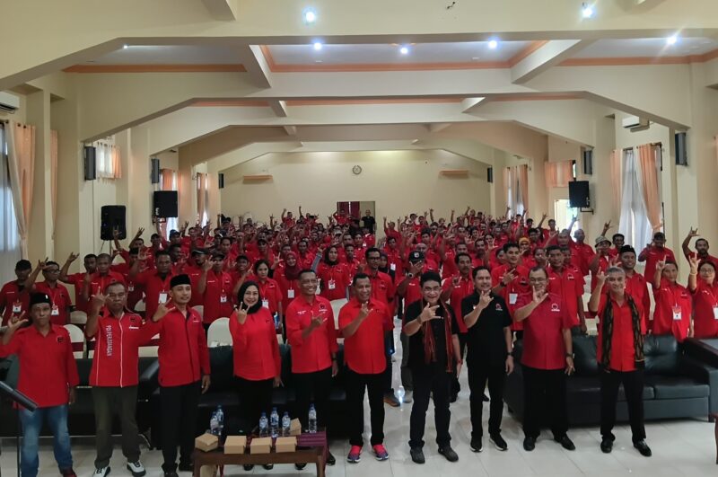 Sesi Foto bersama antara DPP, DPD, DPC, dan PAC dalam kegiatan Musancab dan Pendidikan Politik bagi pengurus PAC se-Kab. Ende (Foto: Mateus Bheri/SP)