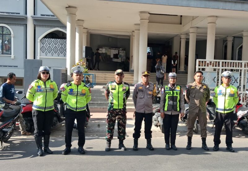 Personel gabungan sedang bersiaga menjaga keamanan selama prosesi Jalan Salib (Foto: Mateus Bheri/SP)