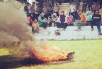 Aksi bakar ban yang dilakukan oleh pendemo di halaman Kantor Bupati Ende (Foto: Mateus Bheri/SP)