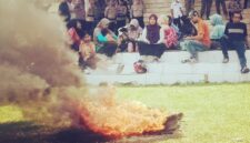 Aksi bakar ban yang dilakukan oleh pendemo di halaman Kantor Bupati Ende (Foto: Mateus Bheri/SP)