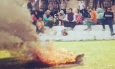 Demo di Kantor Bupati Ende, Pendemo Lakukam Aksi Bakar Ban Hingga Bentrok Dengan Sat Pol PP