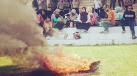 Aksi bakar ban yang dilakukan oleh pendemo di halaman Kantor Bupati Ende (Foto: Mateus Bheri/SP)