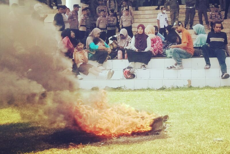 Aksi bakar ban yang dilakukan oleh pendemo di halaman Kantor Bupati Ende (Foto: Mateus Bheri/SP)