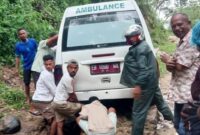 Mobil Ambulance Puskesmas Riaraja kesulitan melewati badan jalan yang rusak berat (Foto: Istimewa)